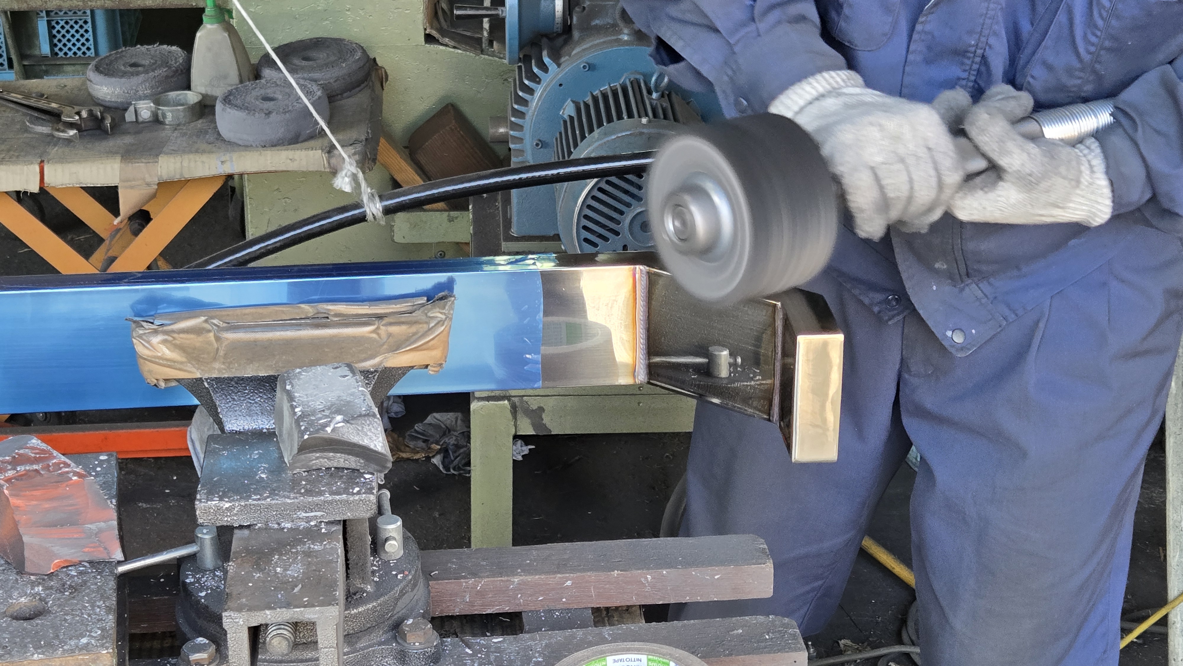 金属パーツの加工現場
